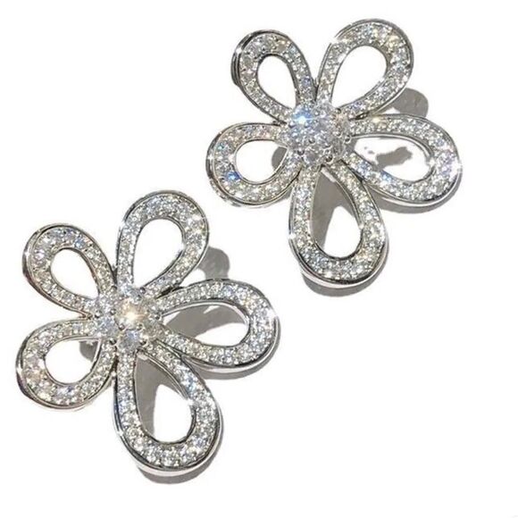 🌺 Betsey Johnson sparkling crystal flower earrings 🌺 - Picture 2 of 5